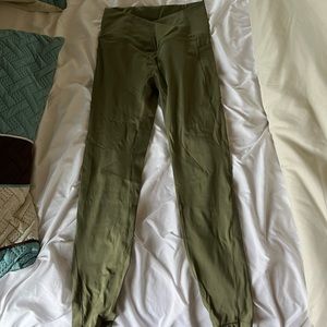 Leggings with v waist line and pockets